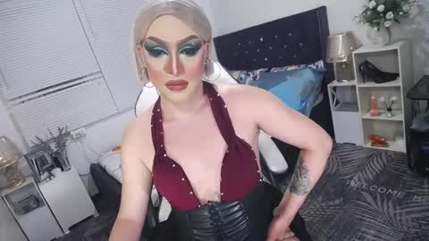 Snapshot of yourlivingonurdream chatting on 03/10/25, 11:53 -- online show from 03/10/25, 11:53