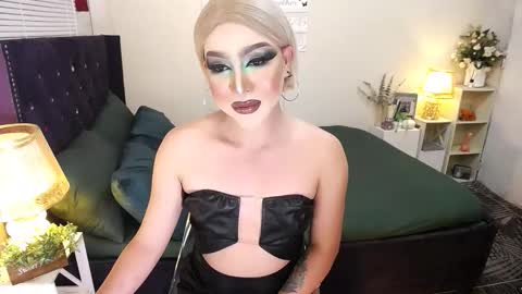 Snapshot of yourlivingonurdream chatting on 09/18/25, 02:19 -- online show from 09/18/25, 02:19