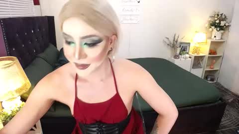 Snapshot of yourlivingonurdream chatting on 09/20/25, 08:15 -- online show from 09/20/25, 08:15