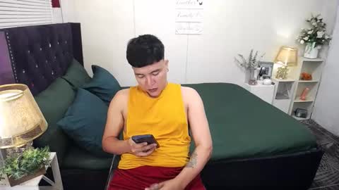 Snapshot of yourlivingonurdream chatting on 09/30/25, 12:59 -- online show from 09/30/25, 12:59