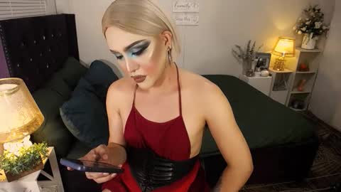 Snapshot of yourlivingonurdream chatting on 10/03/25, 10:18 -- online show from 10/03/25, 10:18