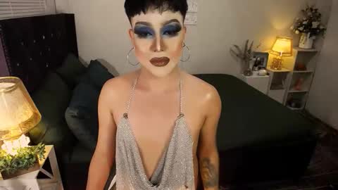 Snapshot of yourlivingonurdream chatting on 10/05/25, 02:10 -- online show from 10/05/25, 02:10