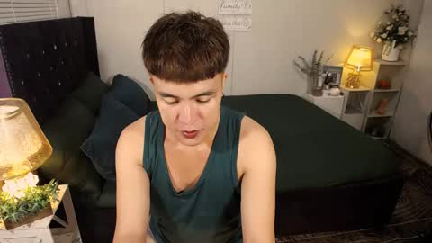 Snapshot of yourlivingonurdream chatting on 10/12/25, 04:28 -- online show from 10/12/25, 04:28