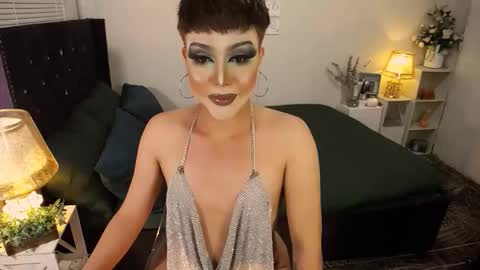 Snapshot of yourlivingonurdream chatting on 10/13/25, 07:52 -- online show from 10/13/25, 07:52