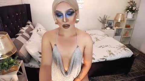 Snapshot of yourlivingonurdream chatting on 11/15/25, 03:15 -- online show from 11/15/25, 03:15