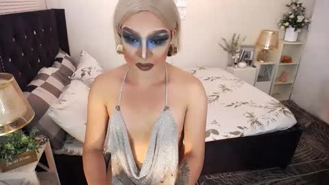 Snapshot of yourlivingonurdream chatting on 11/17/25, 02:28 -- online show from 11/17/25, 02:28