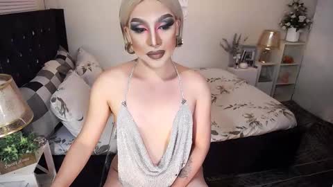 Snapshot of yourlivingonurdream chatting on 11/19/25, 10:15 -- online show from 11/19/25, 10:15