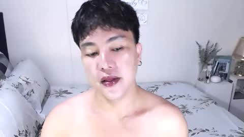 Snapshot of yourlivingonurdream chatting on 11/26/25, 09:43 -- online show from 11/26/25, 09:43