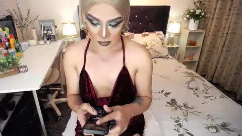 Snapshot of yourlivingonurdream chatting on 12/14/25, 04:07 -- online show from 12/14/25, 04:07