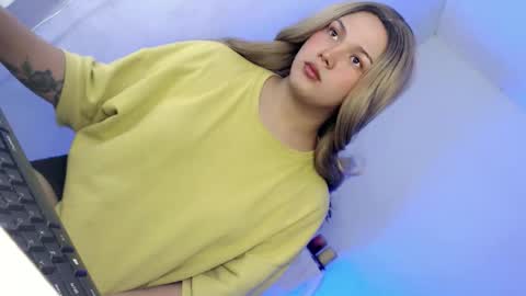 Snapshot of yourlovingpearl chatting on 03/22/26, 01:42 PEARL online show from 03/22/26, 01:42