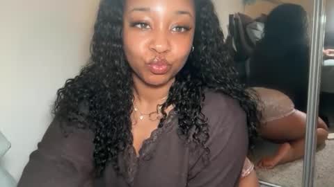 Snapshot of yourmommysilk chatting on 03/23/26, 05:11 YOURMOMMY online show from 03/23/26, 05:11