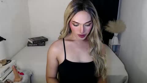 Snapshot of yournaughtykendal chatting on 04/27/26, 03:32 TIFFANY SUCKING QUEEN online show from 04/27/26, 03:32