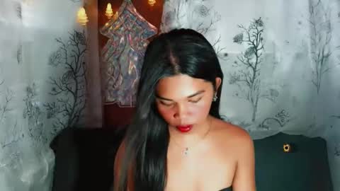 Snapshot of yourqueen_19 chatting on 04/29/26, 05:00 yourqueen_19 online show from 04/29/26, 05:00
