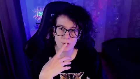 Snapshot of yourscosmic chatting on 12/17/25, 10:54 Yours Cosmic online show from 12/17/25, 10:54