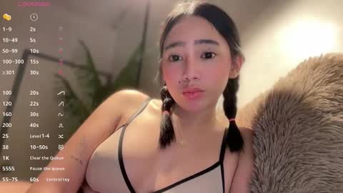 Snapshot of yowginethegreat chatting on 10/24/25, 10:33 YowgineTheGreat online show from 10/24/25, 10:33