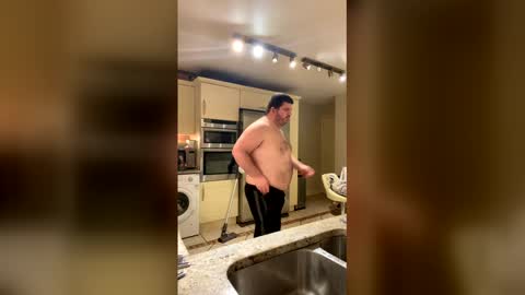 Snapshot of yugogee chatting on 12/17/25, 12:05 Yugo - online show from 12/17/25, 12:05