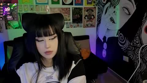    rawr   Anne Independent model      online show from 11/21/25, 01:37