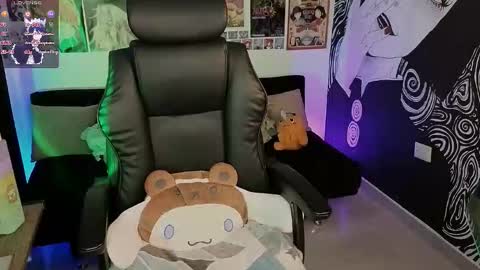    rawr   Anne Independent model      online show from 11/28/25, 06:21