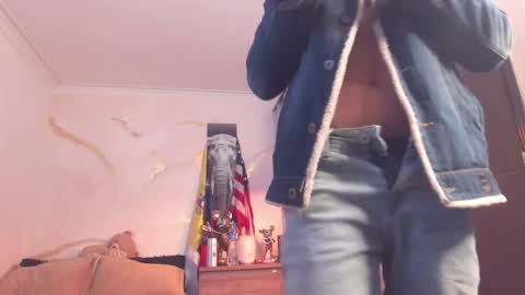 Snapshot of yulianpereira25 chatting on 03/16/26, 12:27 yulian 2811 online show from 03/16/26, 12:27