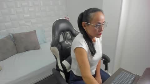 Snapshot of yulitza1025 chatting on 11/24/25, 01:11 Y U L I T Z A online show from 11/24/25, 01:11