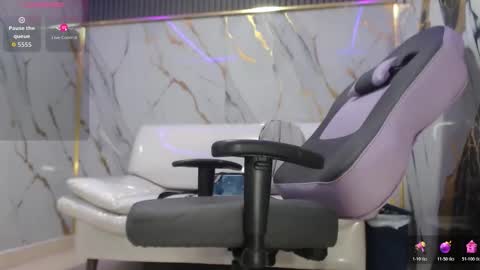 Snowflake online show from 12/21/25, 03:02