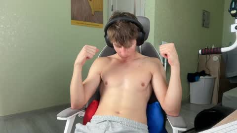 Snapshot of yummyalexxx chatting on 05/16/26, 04:17 Alex online show from 05/16/26, 04:17