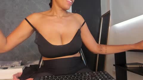 Snapshot of yummyduo chatting on 02/06/25, 02:15 Yummyduo online show from 02/06/25, 02:15