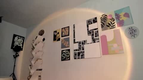 Snapshot of yury_sun chatting on 12/17/25, 10:16 paola online show from 12/17/25, 10:16