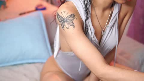 Snapshot of yuyi_cam chatting on 10/26/25, 02:06 Yuyi Cam online show from 10/26/25, 02:06