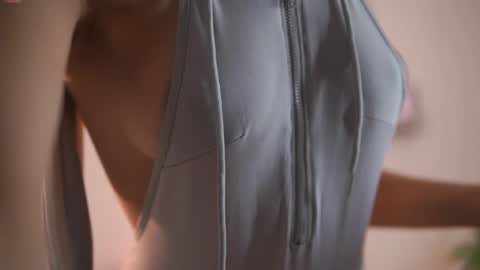 Snapshot of yuyi_cam chatting on 11/23/25, 02:33 Yuyi Cam online show from 11/23/25, 02:33