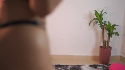 Snapshot of yuyi_cam chatting on 11/25/25, 03:28 Yuyi Cam online show from 11/25/25, 03:28