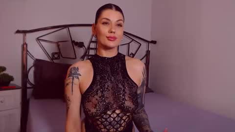 Snapshot of yvonneeverlee chatting on 05/15/26, 08:49 I V Y online show from 05/15/26, 08:49