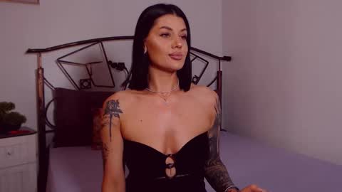 Snapshot of yvonneeverlee chatting on 06/01/26, 07:59 I V Y online show from 06/01/26, 07:59
