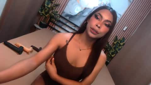 Snapshot of yvonnellvs chatting on 05/19/26, 04:35 yvonnellvs online show from 05/19/26, 04:35