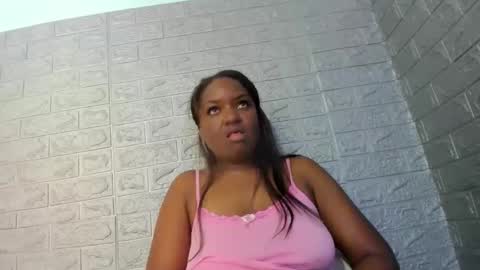 Snapshot of zamara__ chatting on 04/18/26, 02:43 Zamara online show from 04/18/26, 02:43