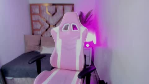 Snapshot of zamira_taylor chatting on 02/22/25, 10:42 zamira_taylor online show from 02/22/25, 10:42