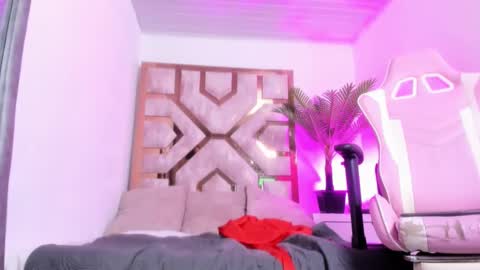 Snapshot of zamira_taylor chatting on 02/25/25, 01:52 zamira_taylor online show from 02/25/25, 01:52