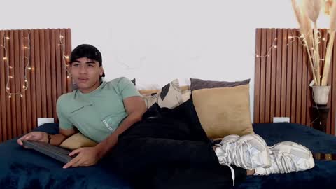 Snapshot of zander_2120 chatting on 12/24/24, 02:12 Zander online show from 12/24/24, 02:12