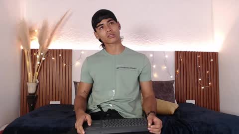 Snapshot of zander_2120 chatting on 12/24/24, 05:13 Zander online show from 12/24/24, 05:13