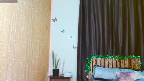 Snapshot of zara_lae chatting on 12/18/24, 02:53 nicky online show from 12/18/24, 02:53