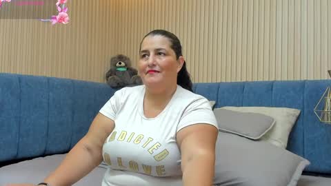 Snapshot of zara_milf_ chatting on 04/27/26, 12:14 zara online show from 04/27/26, 12:14
