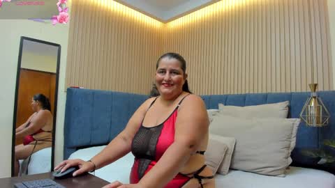 Snapshot of zara_milf_ chatting on 05/11/26, 12:11 zara online show from 05/11/26, 12:11