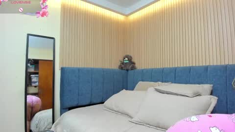 Snapshot of zara_milf_ chatting on 05/18/26, 12:22 zara online show from 05/18/26, 12:22