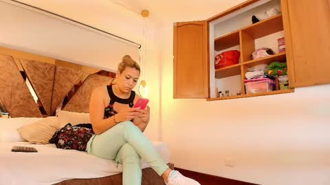 Zarah Andrews online show from 10/03/25, 12:02