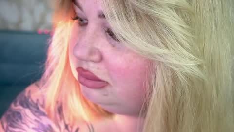 Snapshot of zarareign_ chatting on 04/05/26, 08:17 Lola online show from 04/05/26, 08:17