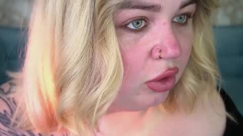 Snapshot of zarareign_ chatting on 04/15/26, 07:54 Lola online show from 04/15/26, 07:54