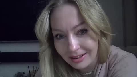 Snapshot of zarinaswift chatting on 02/19/25, 05:27 Zarina Swift online show from 02/19/25, 05:27