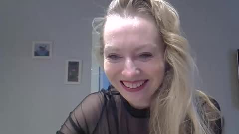 Snapshot of zarinaswift chatting on 10/08/25, 04:43 Zarina Swift online show from 10/08/25, 04:43