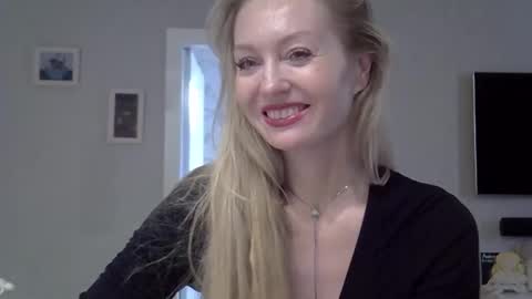 Snapshot of zarinaswift chatting on 10/18/25, 11:11 Zarina Swift online show from 10/18/25, 11:11