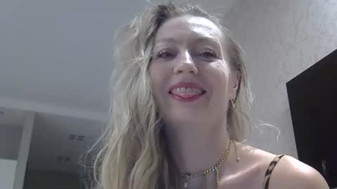 Zarina Swift online show from 11/15/25, 12:02